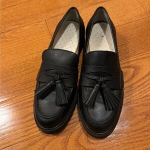 Stuart Weitzman lug sole leather loafers / size 7.5